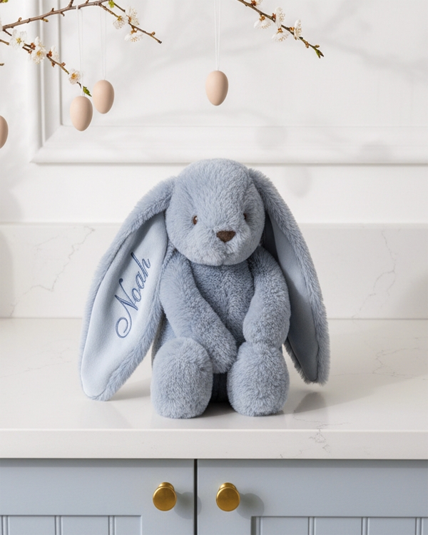 Pehmeä, sininen pehmolelukani, jolla on kirjailtu nimi