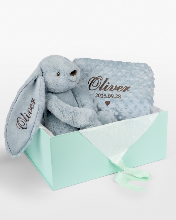 Presentset till baby med blå gosedjurskanin och mysig filt med namn och datum brodyr