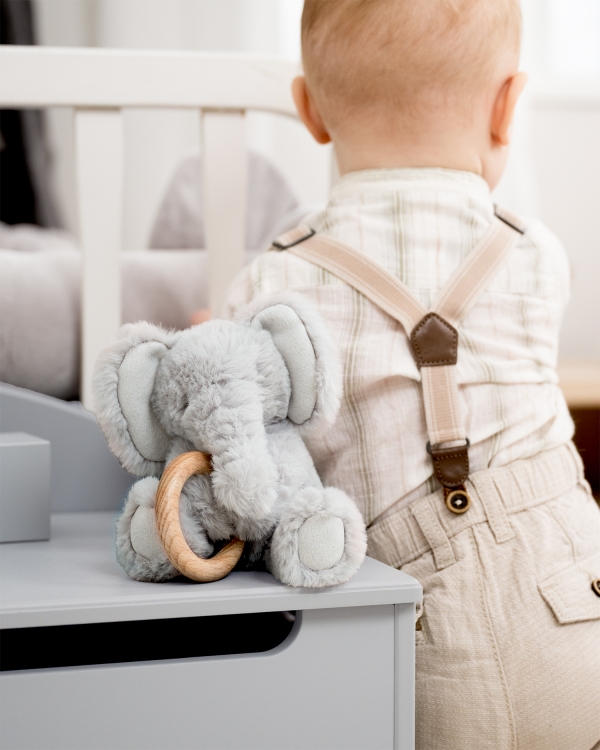 Norsun muotoinen pehmolelu, jossa on purulelu