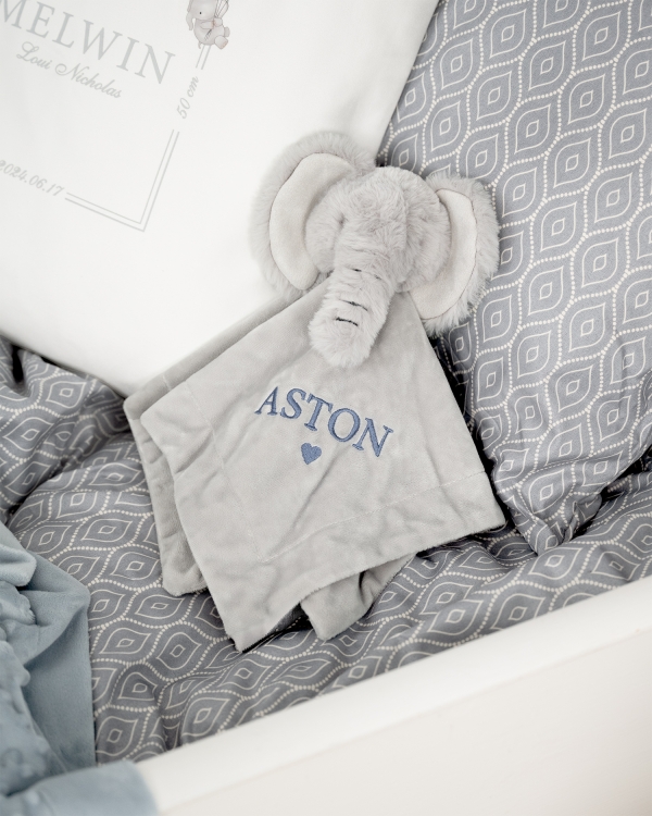 Norsun muotoinen tutti, jossa kirjailtu nimi