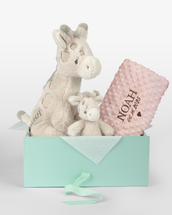 Lahjasetti lapsille, jossa on helistin, pehmolelu ja pehmeä peitto nimellä