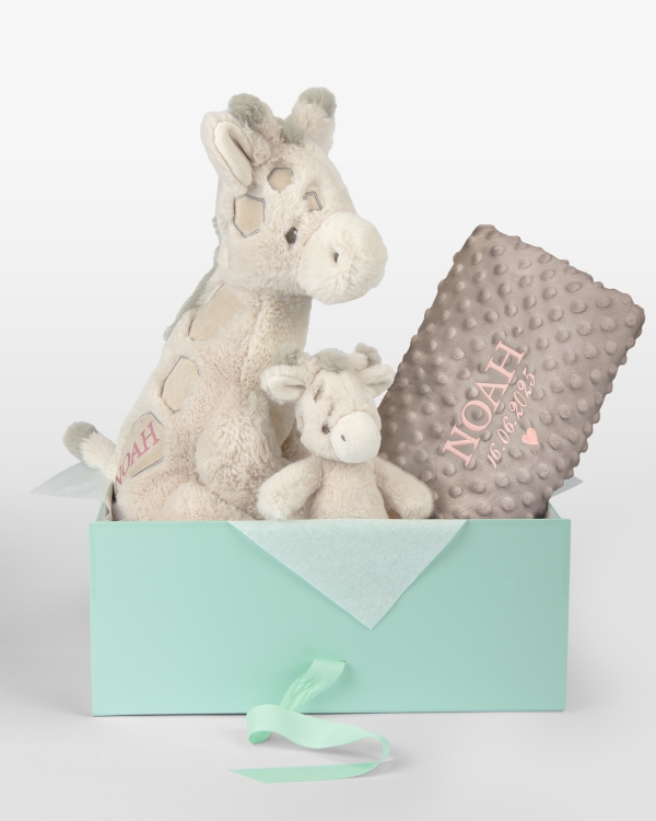 Lahjasetti lapsille, jossa on helistin, pehmolelu ja pehmeä peitto nimellä