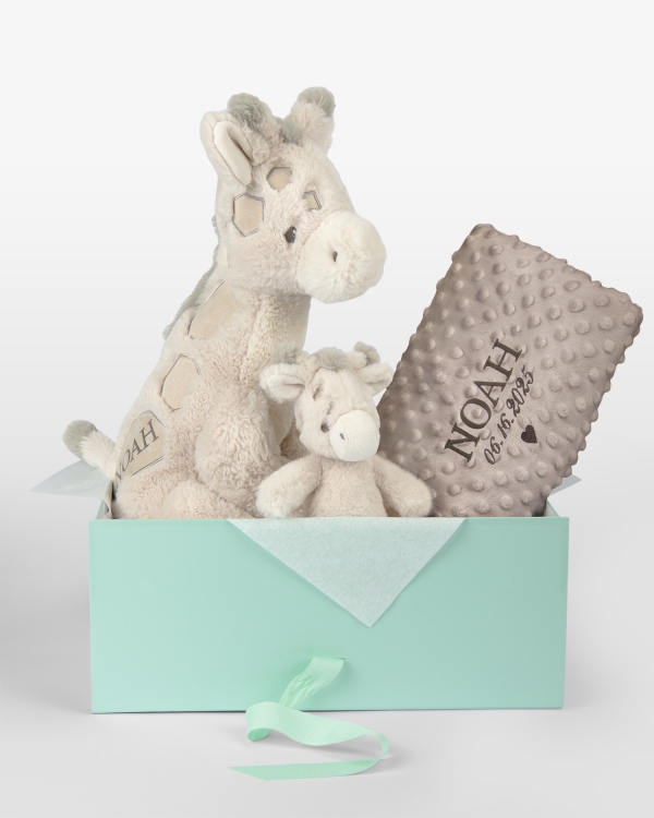 Lahjasetti lapsille, jossa on helistin, pehmolelu ja pehmeä peitto nimellä