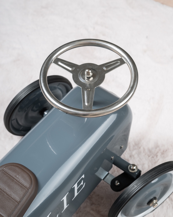 Tyylikäs potkuauto kauniilla yksityiskohdilla ja henkilökohtaisella painatuksella