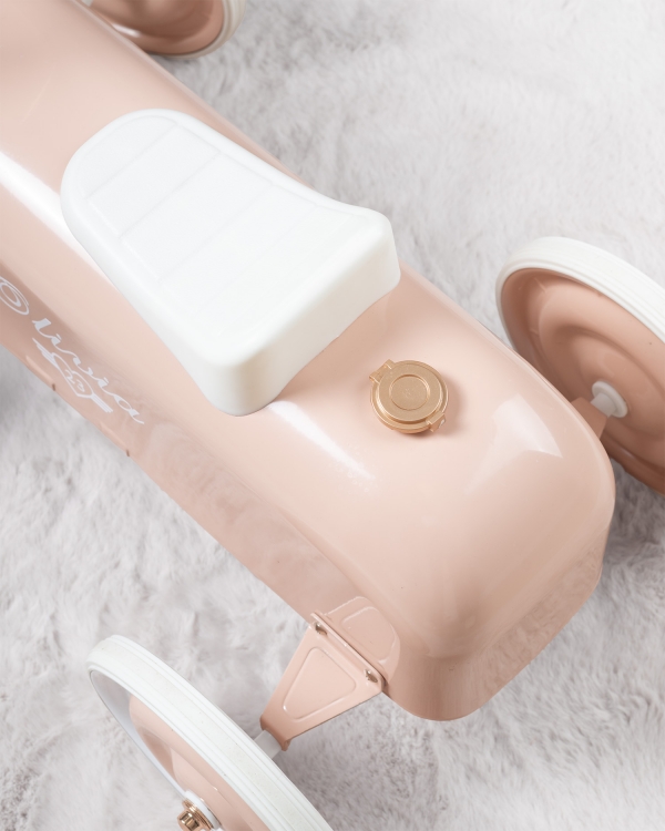 potkuauto lapsille kauniilla yksityiskohdilla