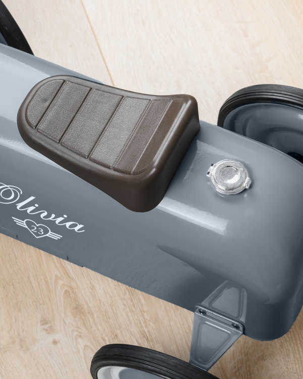 Tummansininen potkuauto