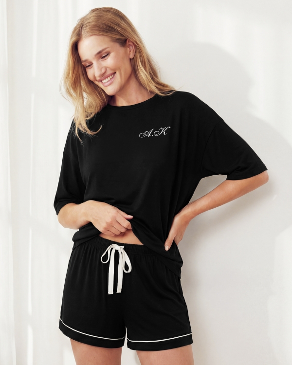 Musta modal-pyjama pehmeästä modalista henkilökohtaisella merkinnällä