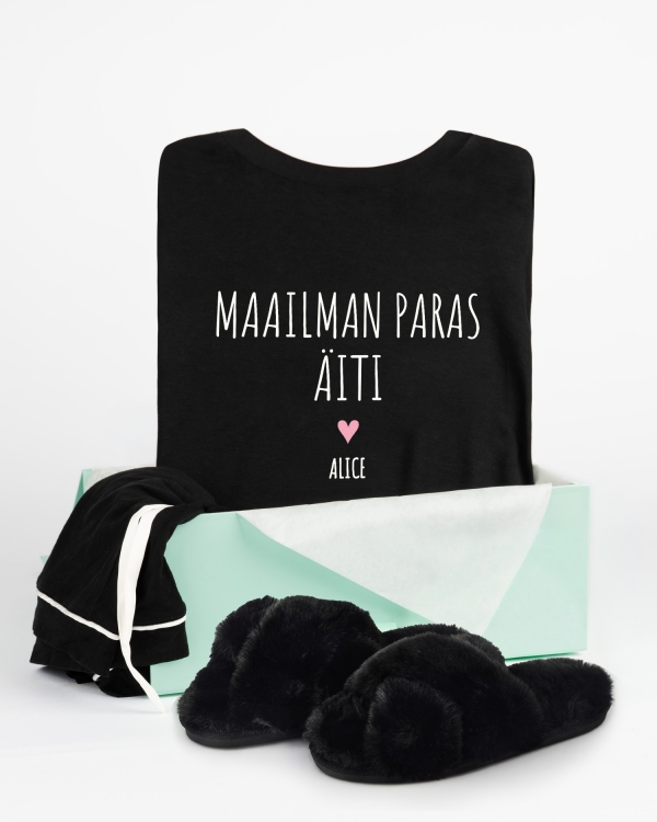 Modal-pyjamasetti henkilökohtaisella painatuksella ja yhteensopivilla mustilla tossuilla