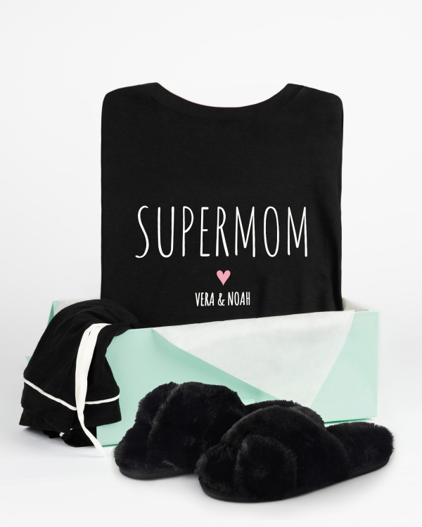 Lahjasetti äidille äitienpäiväksi, sisältäen painatuksella varustetun pyjaman ja pehmeät tossut