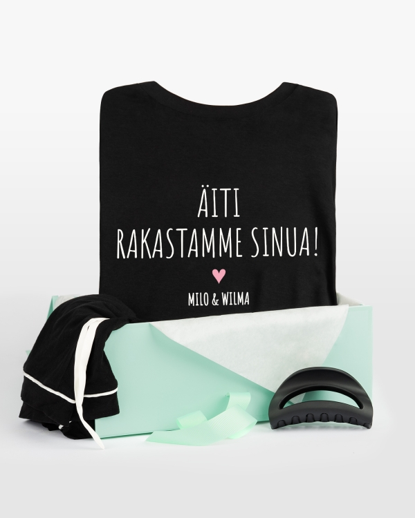 Lahjasetti, jossa pyjama nimellä ja hiusklipsi
