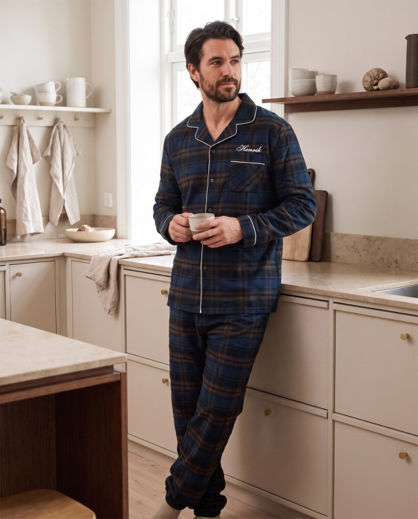 Ruudullinen sininen flanellipyjama nimellä