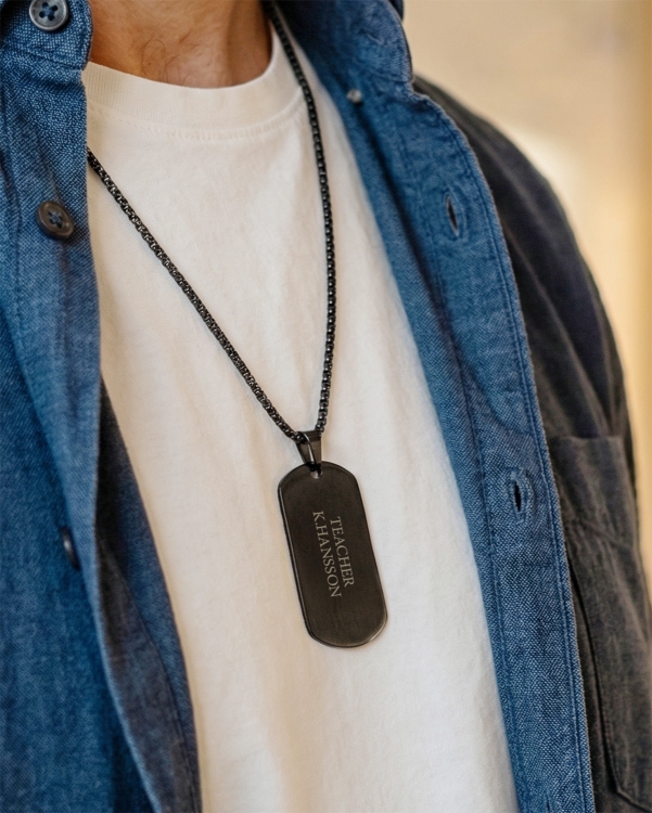 Musta kaulakoru ketjulla ja henkilökohtaisella kaiverruksella