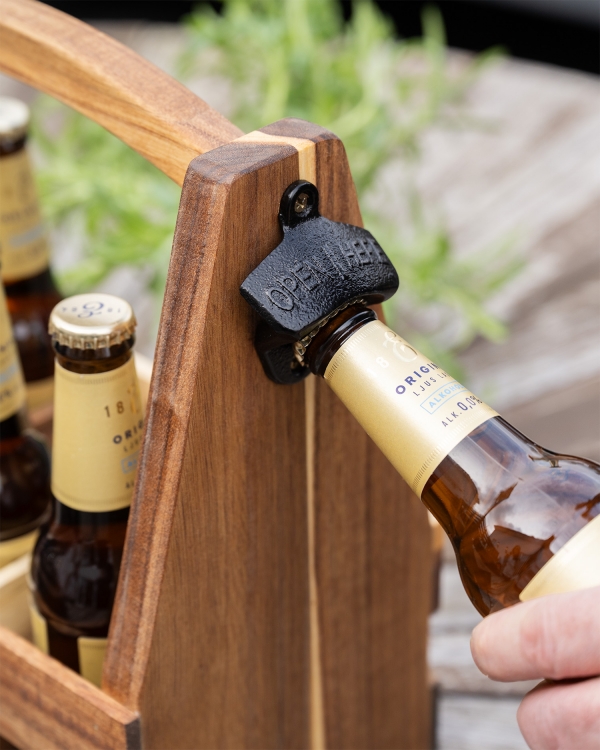 Olutkori nimellä ja pullonavaajalla