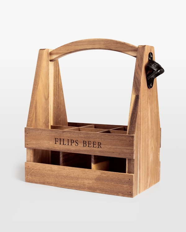 Puinen olutkori pullonavaajalla