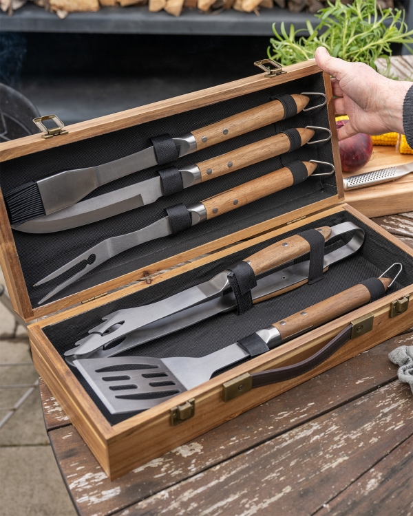Grillausvälineet ja tyylikäs puulaatikko henkilökohtaisella kaiverruksella