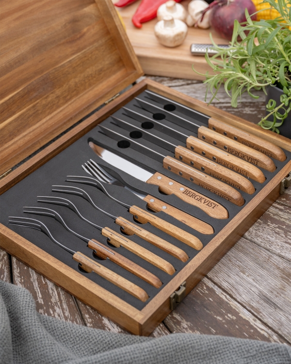 Grillausvälineet puukahvoilla ja kaiverruksella