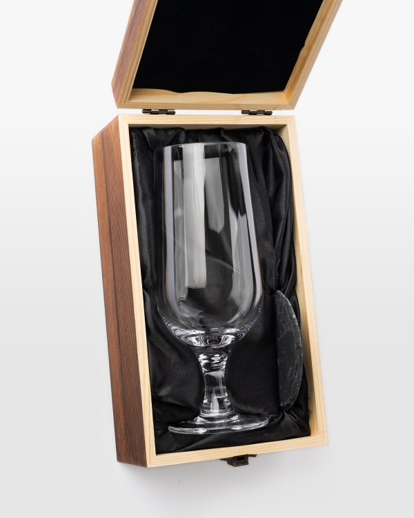 Olutlasi puulaatikossa