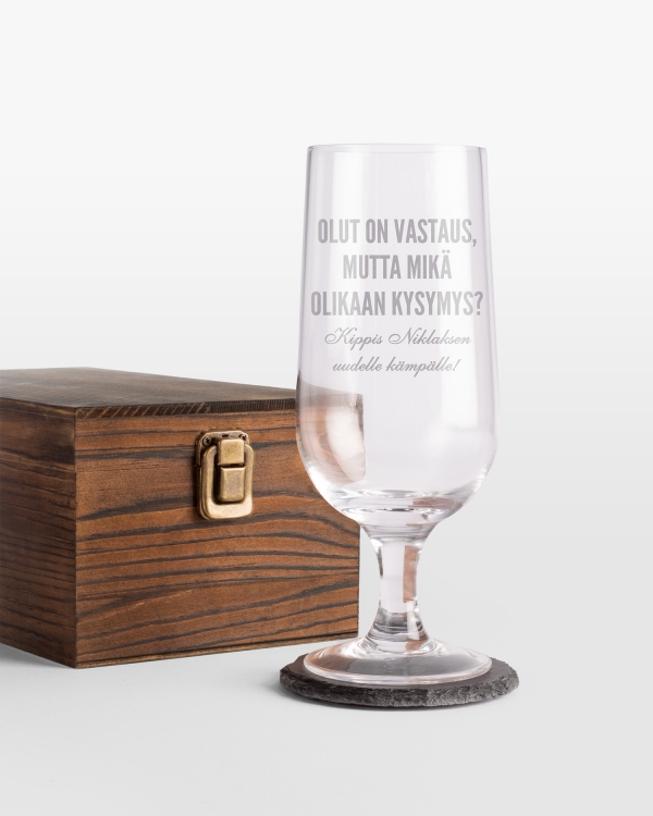 Olutlasi kaiverruksella