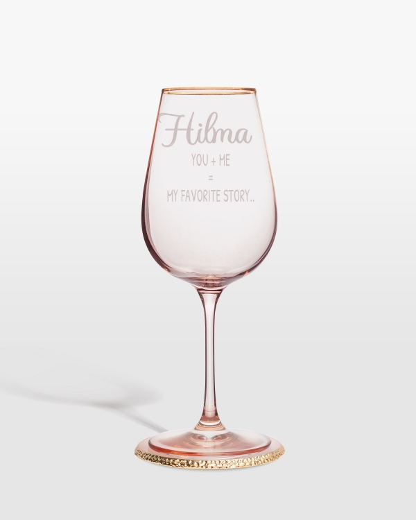 Viinilasi jalalla ja kullanvärisellä reunalla, henkilökohtaisella kaiverruksella