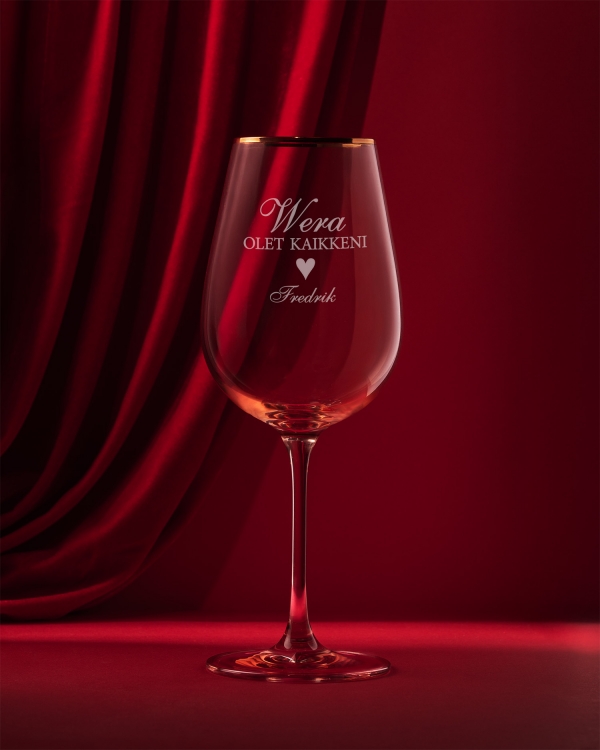 Vaaleanpunainen viinilasi kauniilla ja henkilökohtaisella kaiverruksella