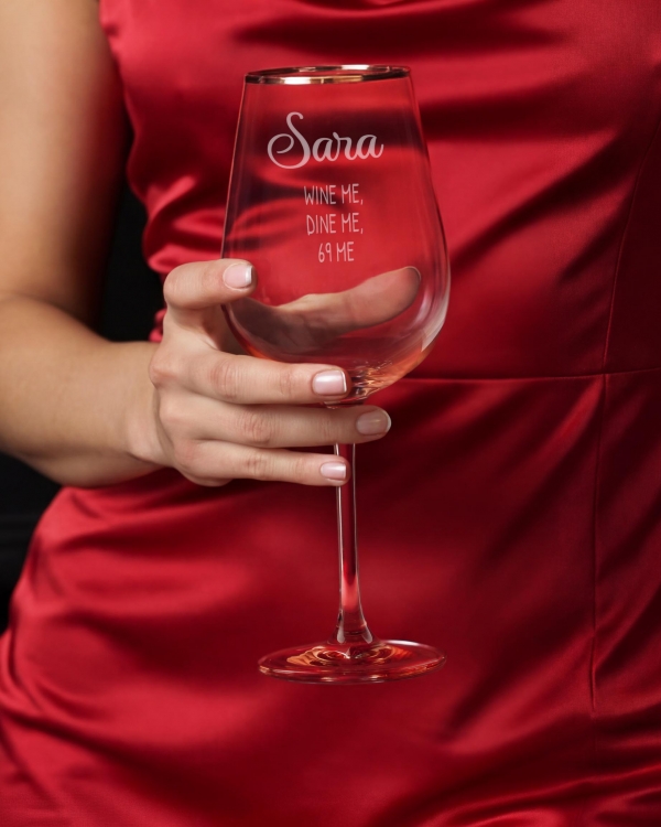 Kaunis vaaleanpunainen viinilasi kultareunuksella, toimitetaan henkilökohtaisesti kaiverrettuna