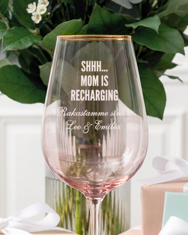 Personoitu kaiverrettu vaaleanpunainen viinilasi äidille