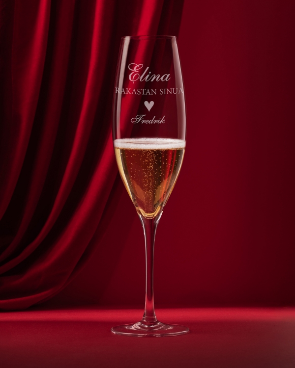 Kauniit samppanjalasit, jotka toimitetaan henkilökohtaisesti kaiverrettuina