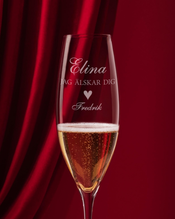 Vackra champagneglas som kommer personligt graverade