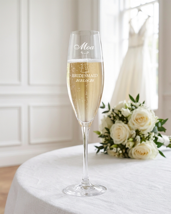 Vackert champagneglas med namn för bröllop