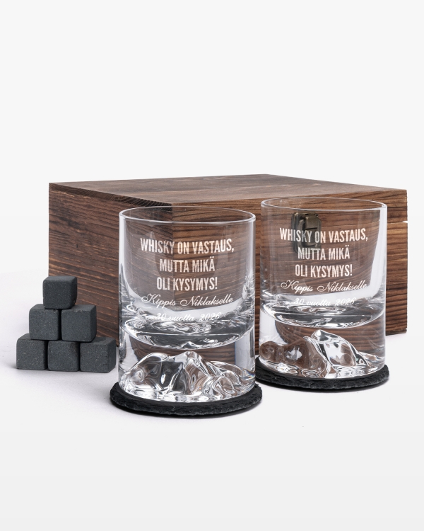 Kaksi viskilasia tarvikkeilla ja kaiverruksella
