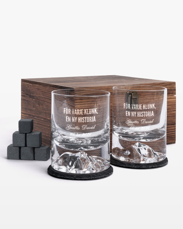 Två whiskyglas med tillbehör och gravyr