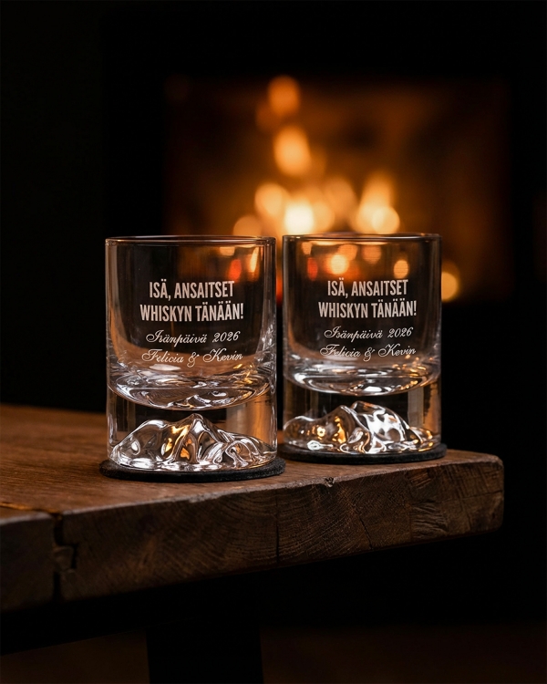 Setti, jossa kaiverretut viskilasit, puulaatikko, viskikivet ja lasinaluset