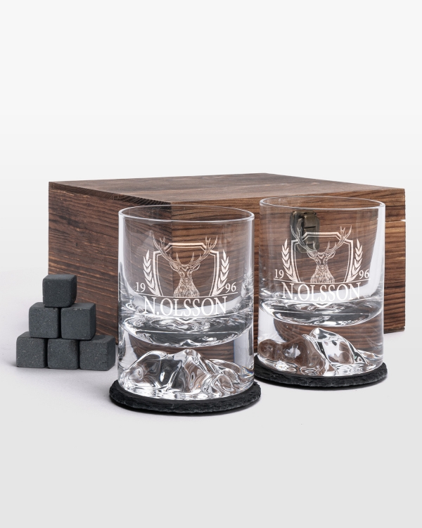 Kaiverretut viskilasit, joissa metsäkauriin kuva ja valinnainen nimi