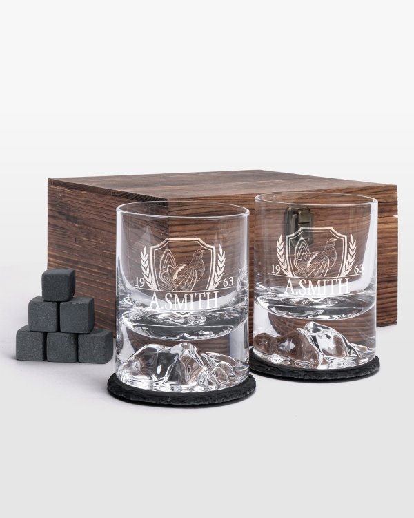 Henkilökohtaisesti kaiverretut viskilasit, joissa valinnainen nimi ja metsästysaihe valitusta eläimestä.