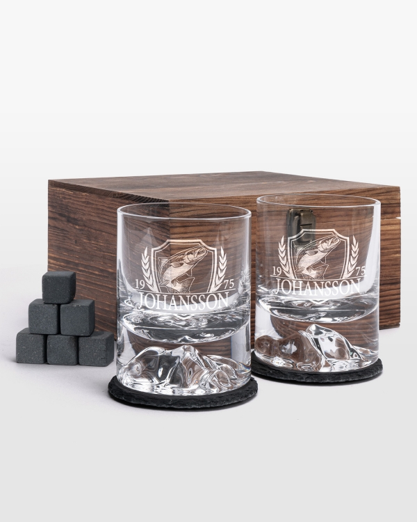 Täydellinen metsästyslahja, joka sisältää kaiverretut viskilasit, viskikivet, lasinaluset ja puulaatikon.