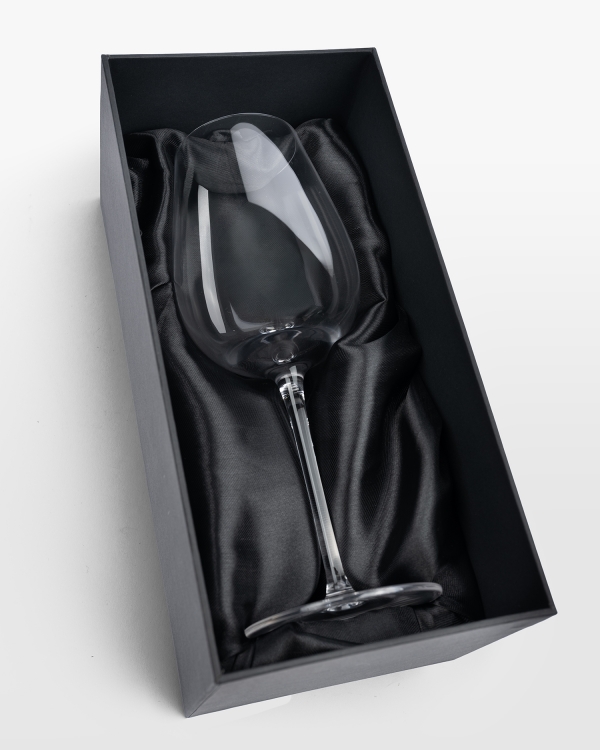 Kaunis viinilasi mustassa rasiassa