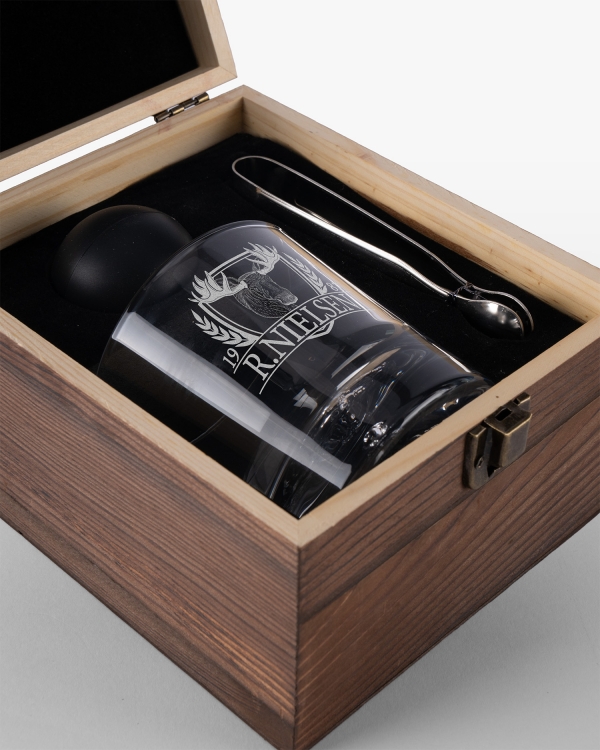 Personoituja kaiverrettuja laseja metsästysteemalla