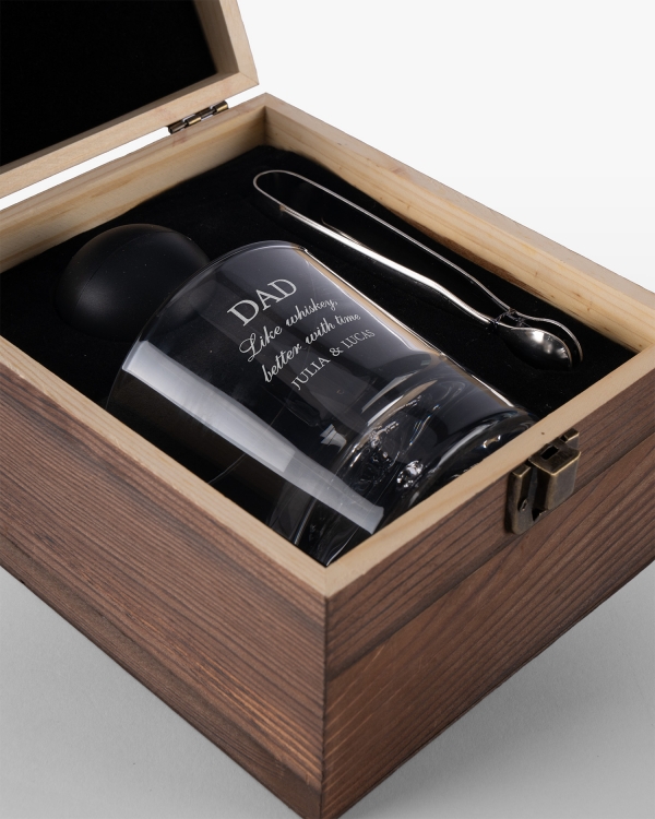 Viskisetti kaiverruksella