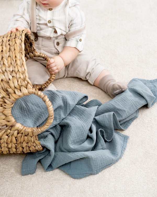 Sininen musliinipeitto vauvalle