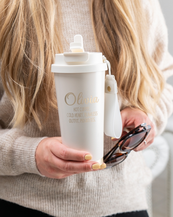 Kermaanvärinen termosmuki kaiverruksella