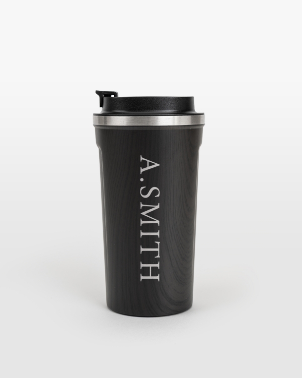 Ruskea termosmuki puukuviolla ja henkilökohtaisella kaiverruksella