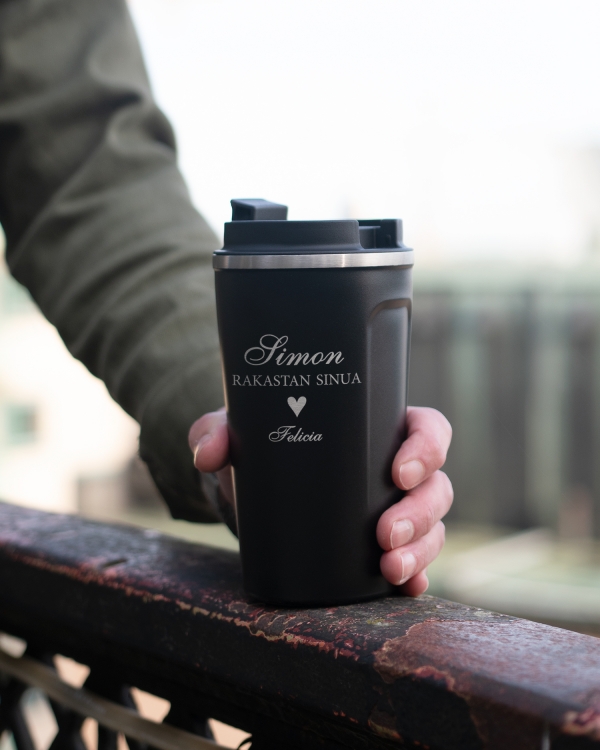 Musta tyylikäs termosmuki omalla kaiverruksella