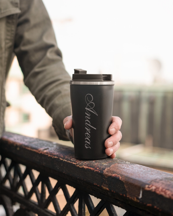 Termosmuki nimikaiverruksella