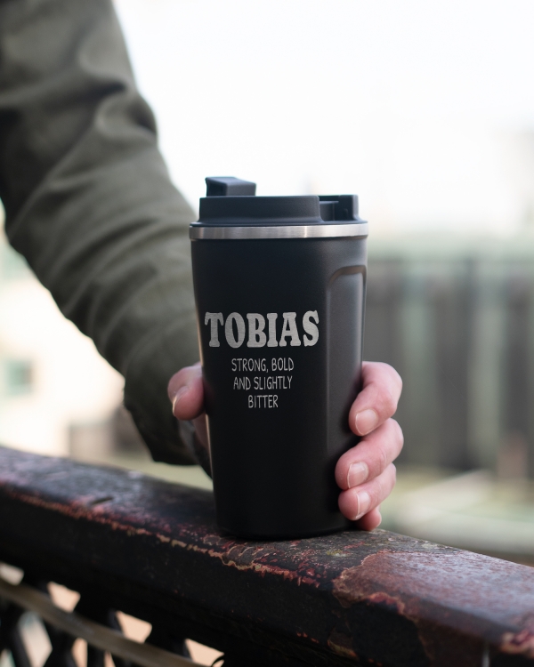 Musta tyylikäs termosmuki omalla kaiverruksella