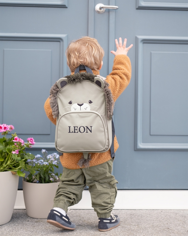 Leijona-aiheinen lastenreppu brodeeratulla nimellä