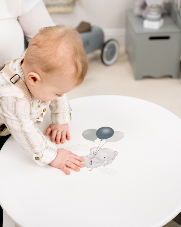 Valkoinen lastenpöytä elefanttiaiheella