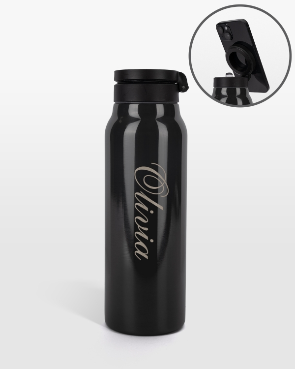 Musta pullo henkilökohtaisella metallikaiverruksella ja magneetilla puhelimelle, täydellinen tyyliin ja käytännölliseen käyttöön