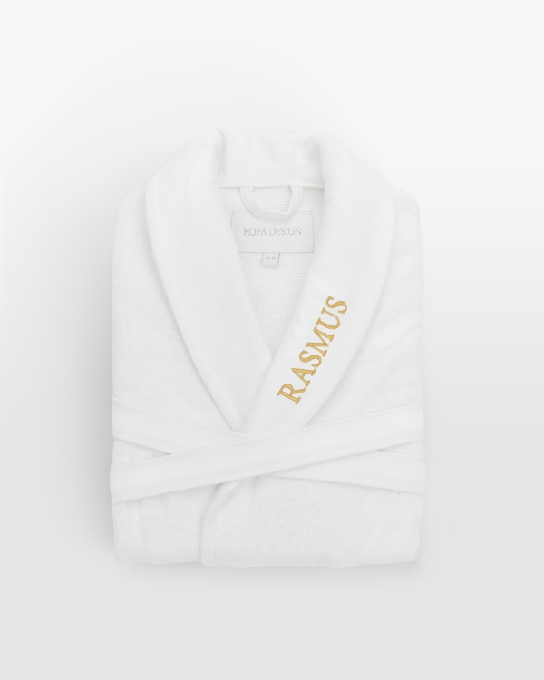 valkoinen kirjottu kylpytakki nimellä