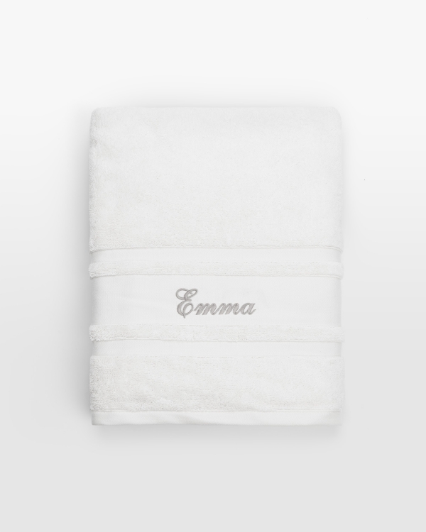 valkoinen kirjottu pyyhe nimellä