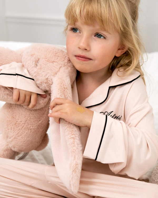 vaaleanpunainen pyjama nimellä